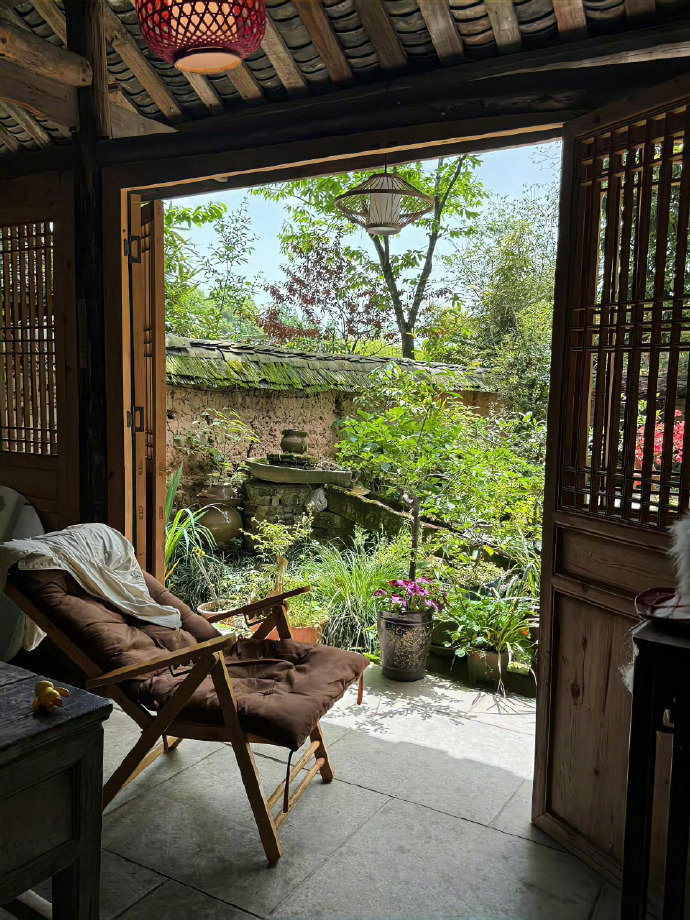 何处寻桃源，山川草木间。 