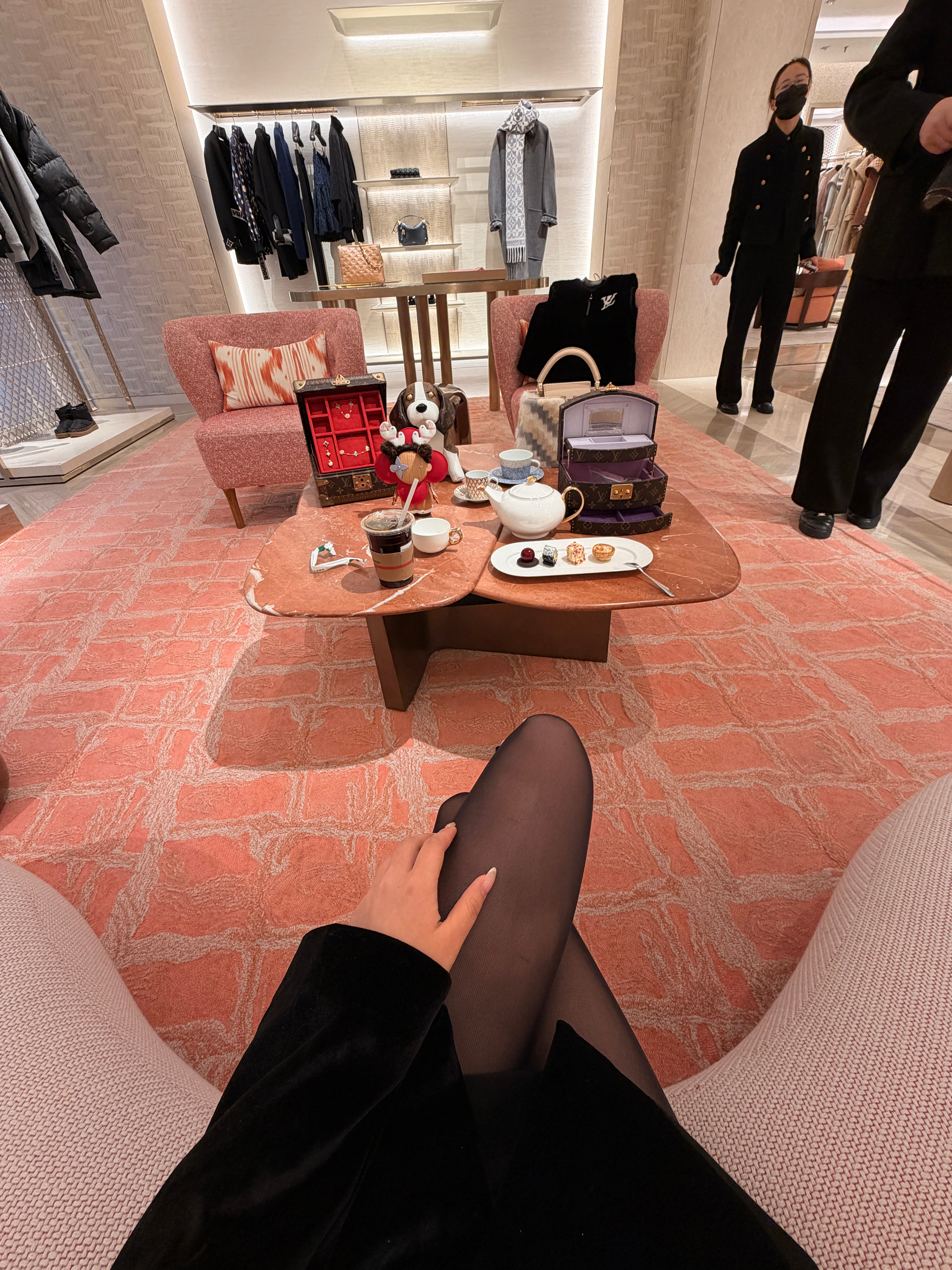 今天休息来参加LV“私享”会带我们互联网闺蜜 女友 男友们见见世面，可以嘛～ 