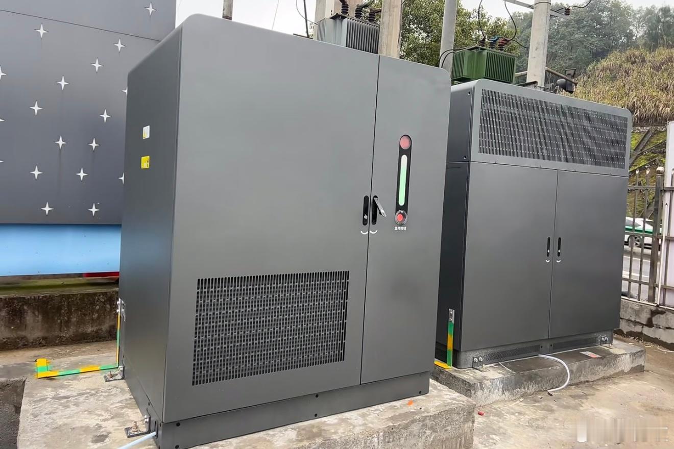 开始大规模部署？比亚迪兆瓦闪充2.0充电桩实物曝光：单枪功率可达1500kW！日