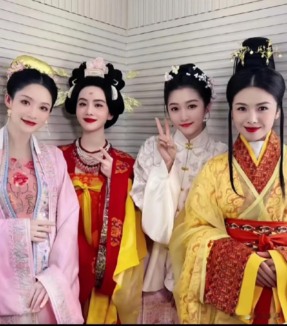 春晚《年锦》四美美翻了。
这可是央妈高清摄像头四美颜值真的抗造。
尤其是刘诗诗简