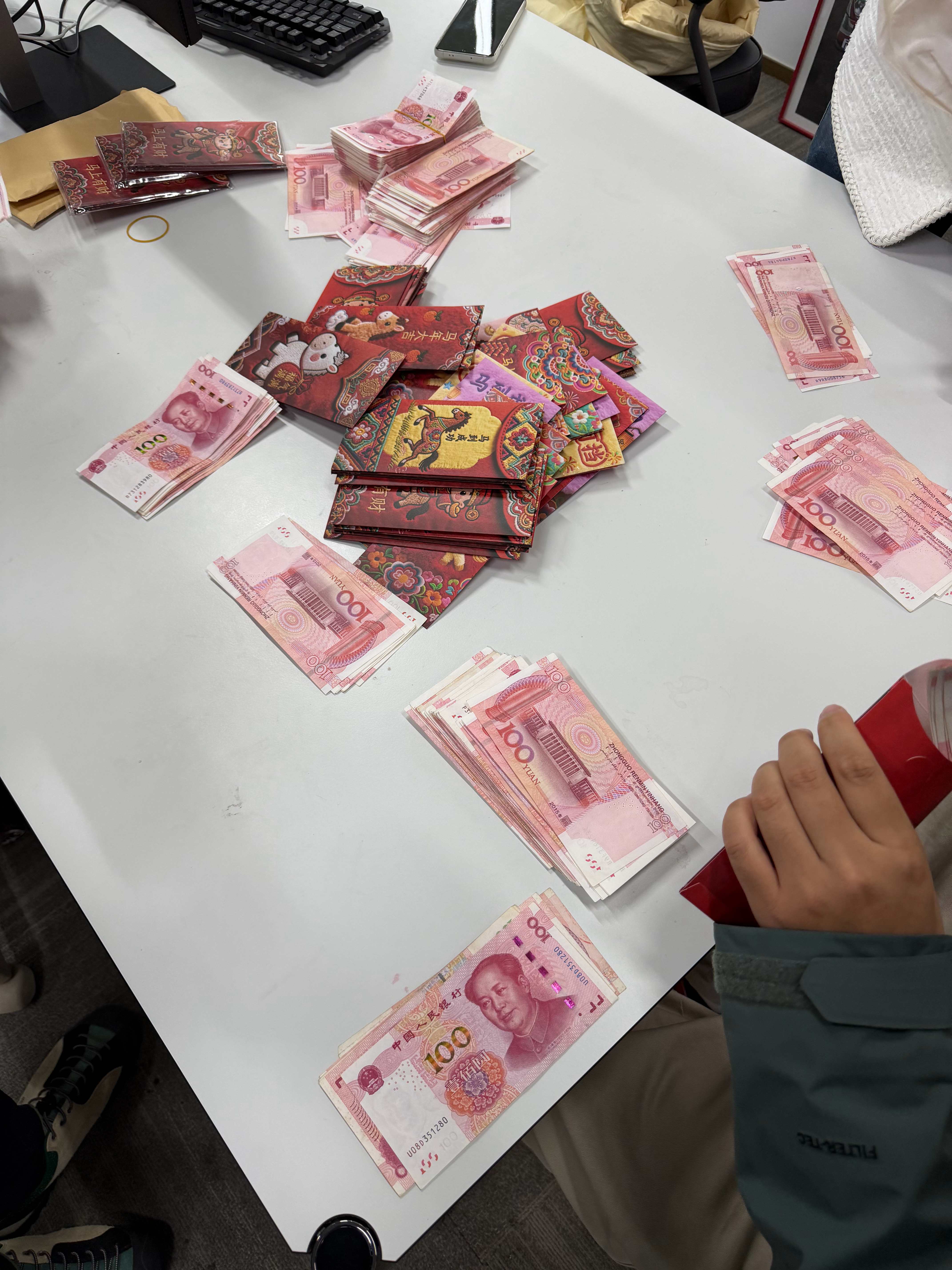 开始包年会红包，每人800元，马到成功 马年如意，你们公司年会红包，都是多少钱 