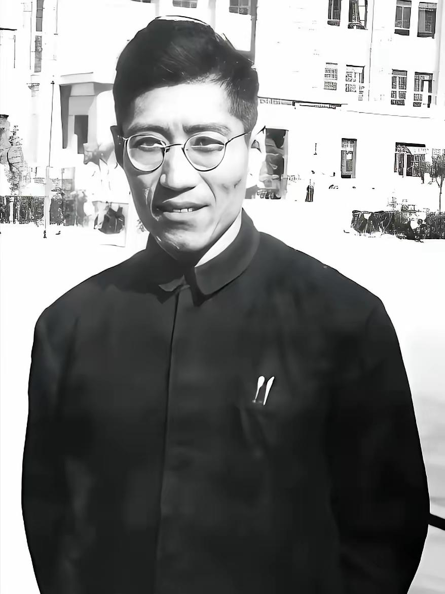 1945年，陆元九在美国留学。那天饿得发昏，他顺手在食堂多拿了个面包。

旁边一