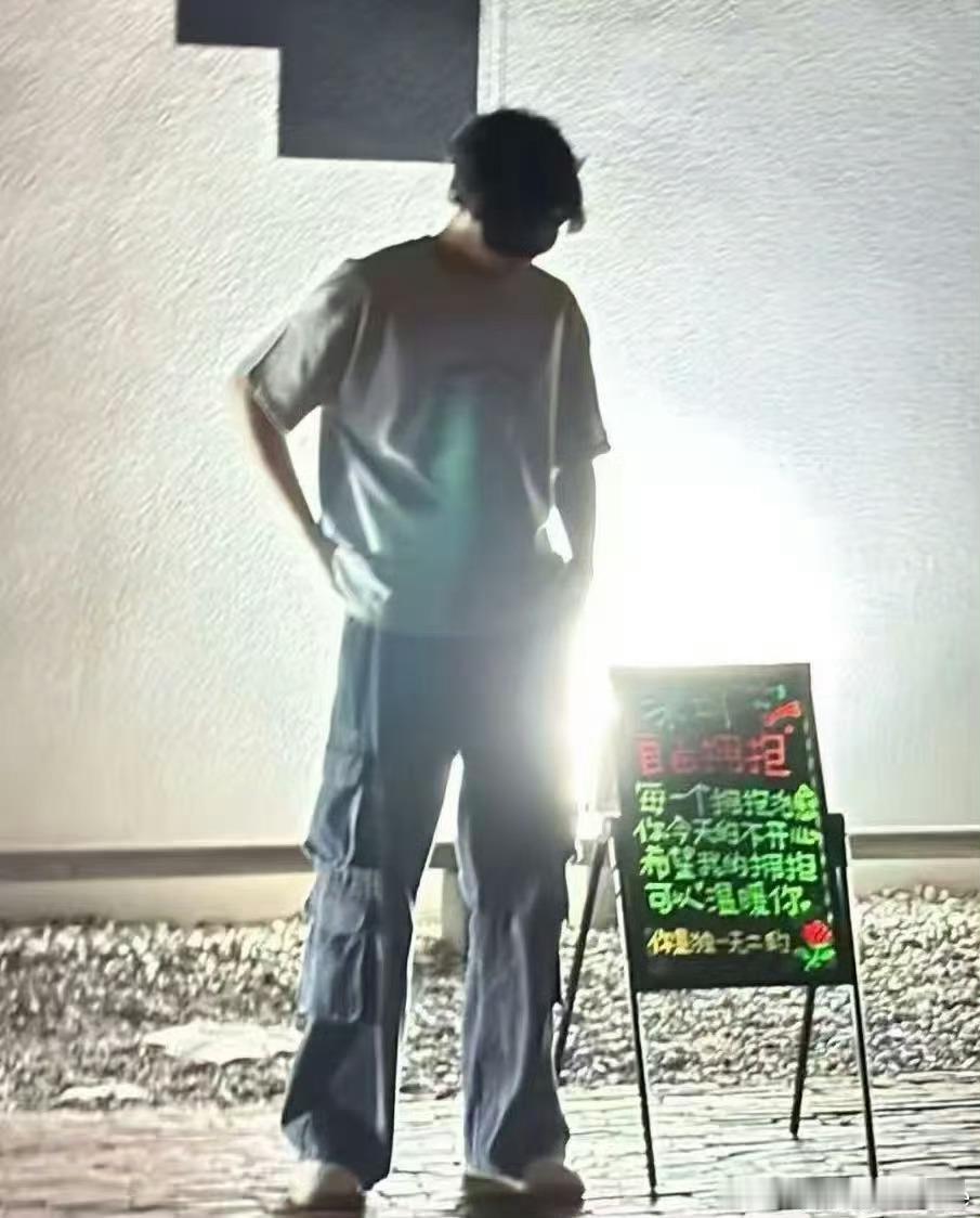 陈立农深圳街头拥抱 陈立农接头拥抱陌生人的活动还在继续！“每一个拥抱治愈今天的不