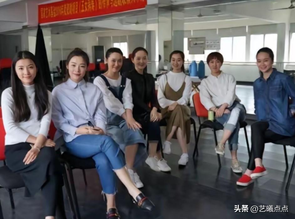 “君霄”同框！
彼年，浙江小百花越剧团的年轻演员同框，陈丽君、李云霄也在其中，还