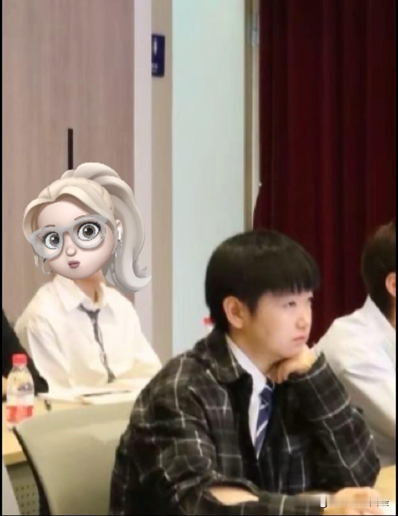 莎莎毕业答辩现场，穿的很板正，特地打了领带。
感觉这是那天从深圳回北京时穿的衣服