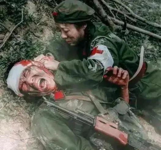 1979年老山战役中，一名护士正在给受伤的战士包扎伤口。

从受伤战士的表情就能