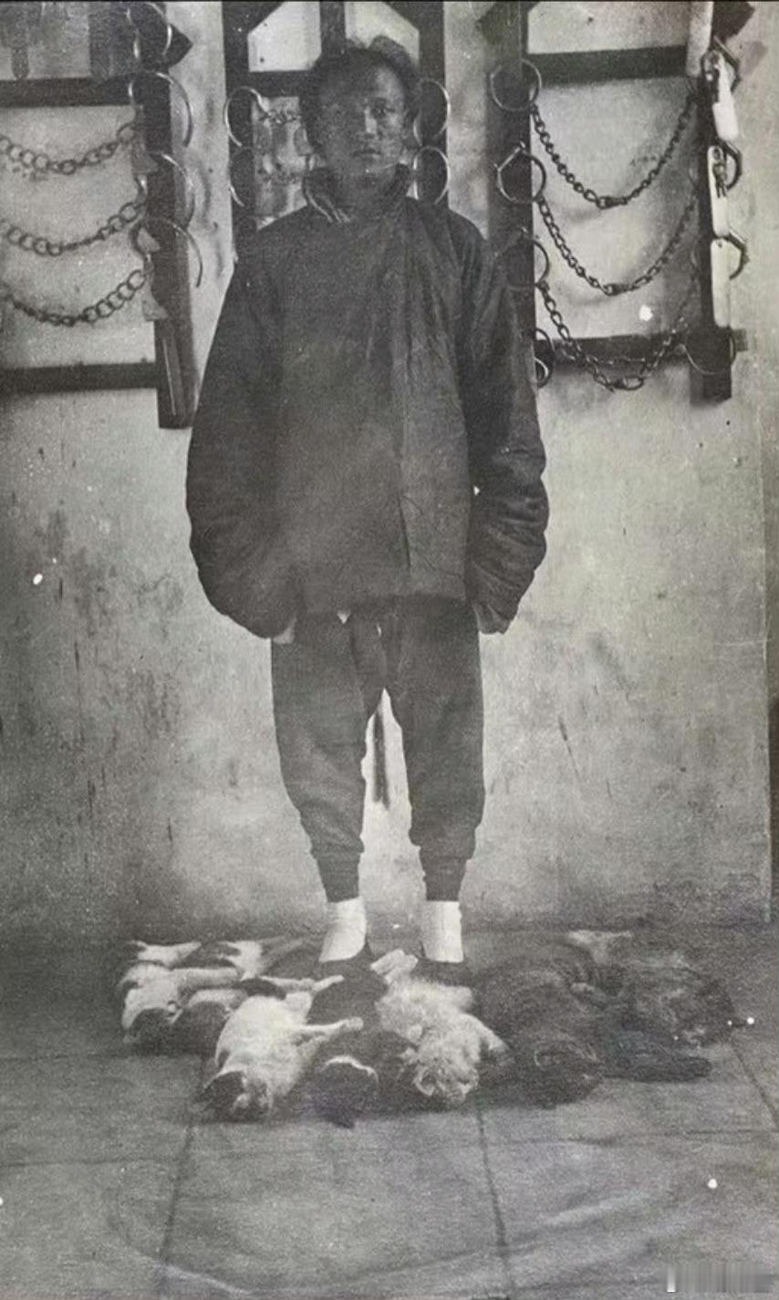 1913年，天津监狱内，一个因为偷流浪猫并残忍杀害的犯人被捕照片，画面中他的脚下