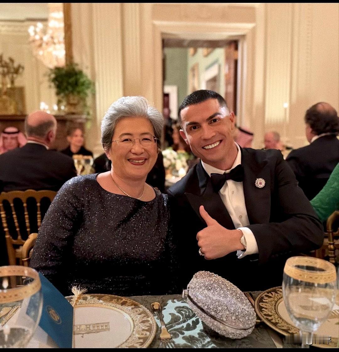 苏姿丰也参加了特朗普的宴会并和C罗合影。C罗对她竖起大拇指。