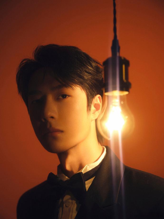 王一博第37届金鸡奖闭幕式盛典造型  王一博光影下的侧颜  看王一博在第37届金