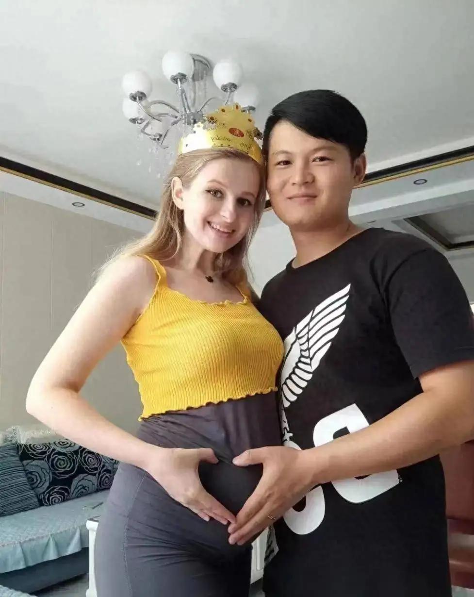 28岁内蒙古小伙娶了19岁乌克兰姑娘，洞房夜新娘塞来一个包，打开后他愣在原地……