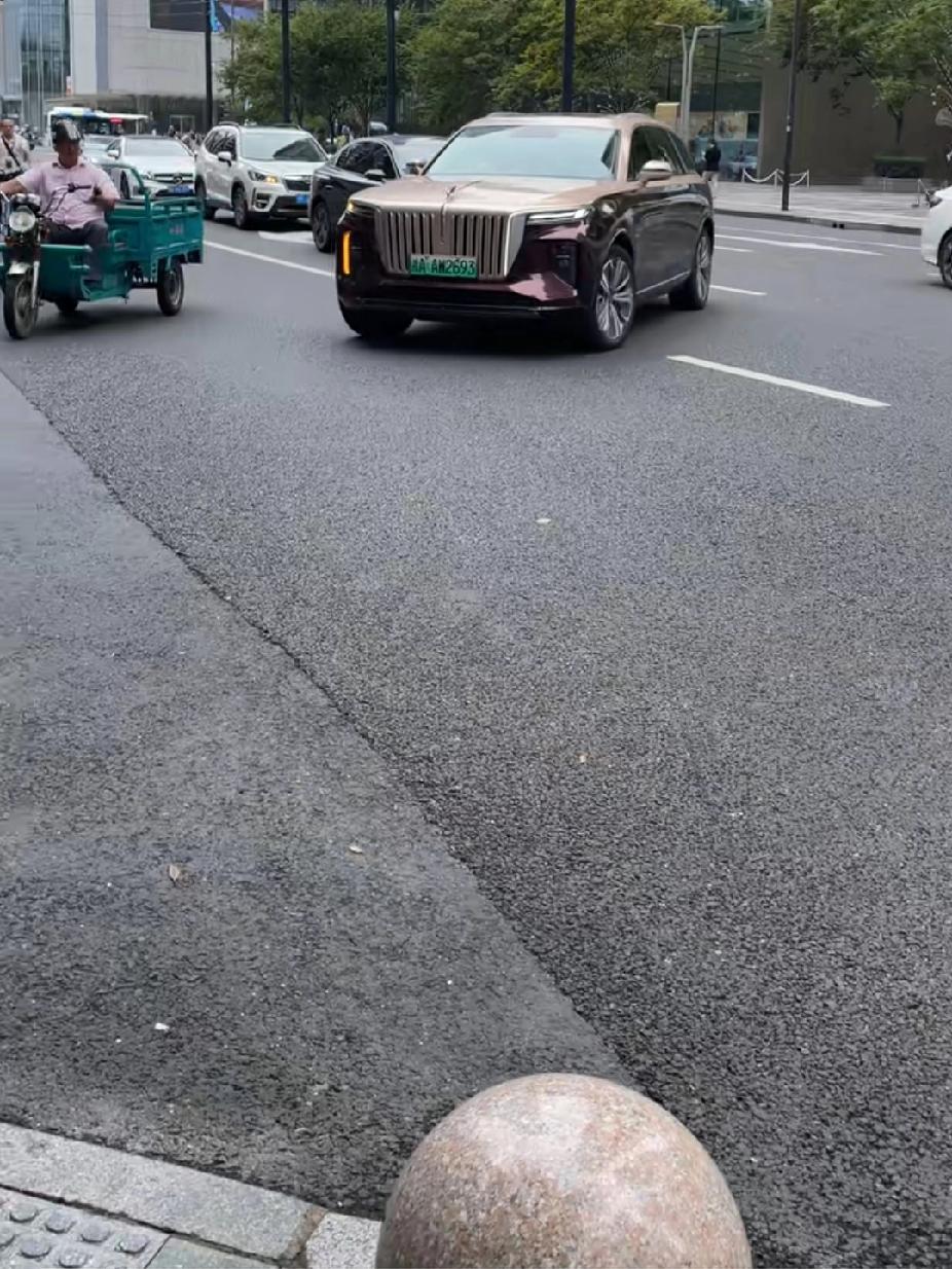 路上如果见到好看的国产车，通常我会多回头看几眼，甚至还会夸张的走到车头前细细端详