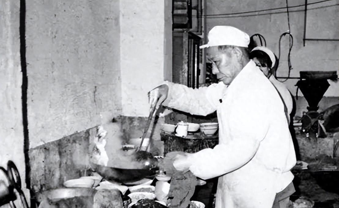 1962年除夕，毛泽东请溥仪共进晚宴，特意嘱咐厨师程如明将午餐剩菜再次端上桌吗？