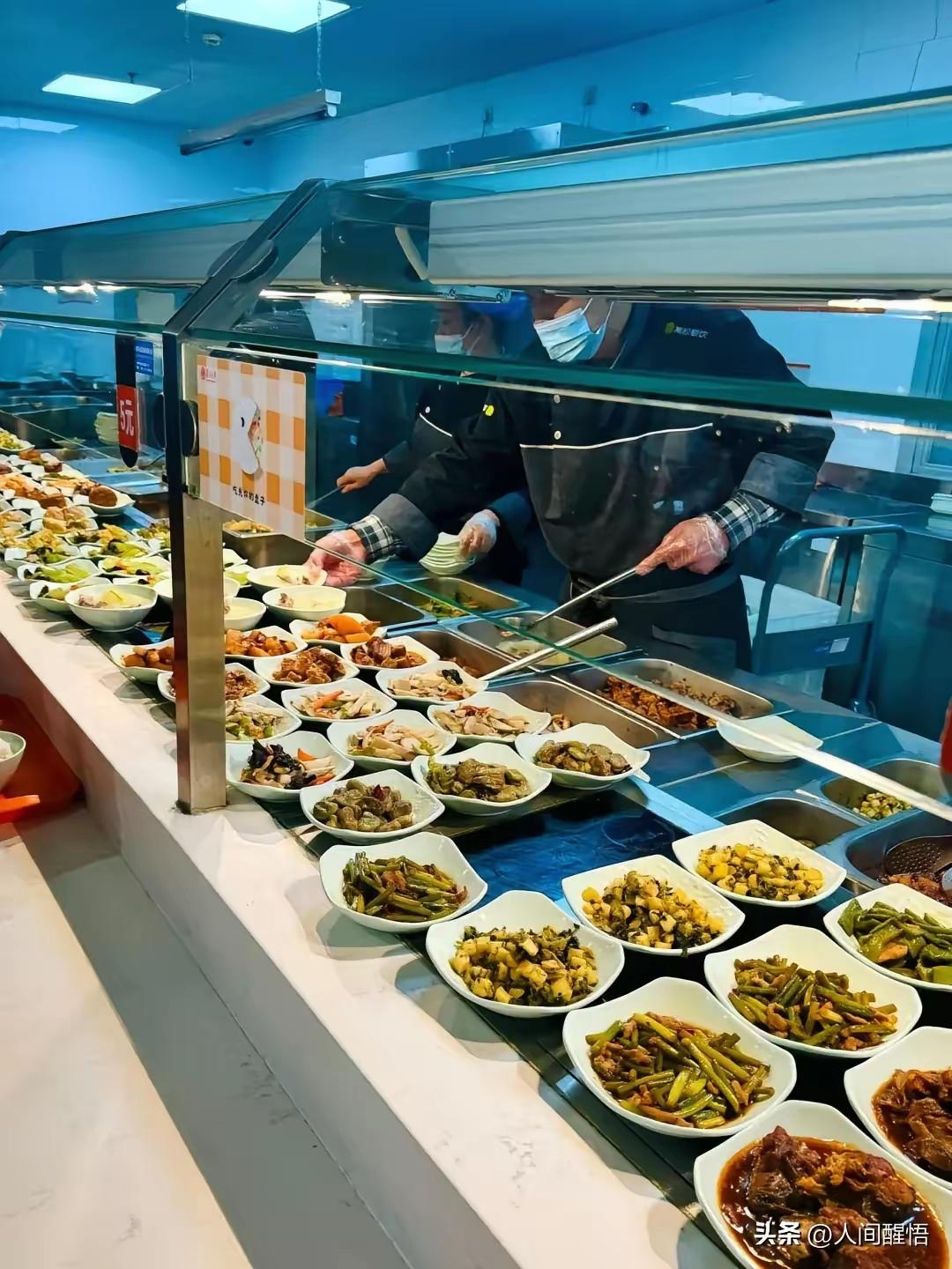 现在很多高校对社会开放了，不过我也发现里面食堂定价不比外面便宜!想在这里吃实惠就