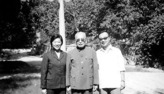 1977年，交通部部长叶飞上将花了5个多小时，翻阅了水运总局副局长周惠（1959