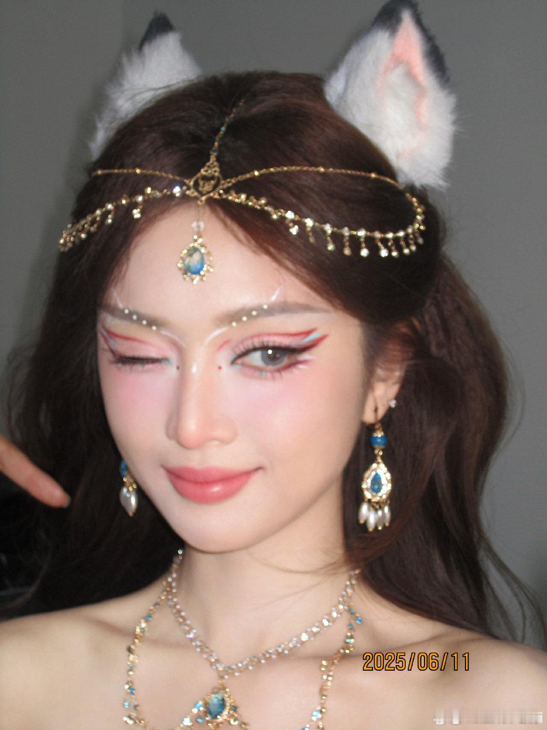 王亚飞给吴宣仪化狐妖妆吴宣仪狐妖妆 ​​​ 吴宣仪的脸能hold住这个妆！ ​​