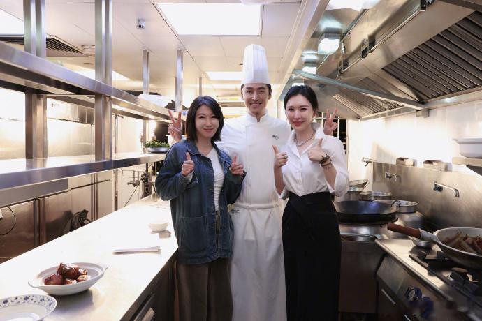 田朴珺帮员工追星胡歌温柔回应 胡歌亲手做的红烧肉加上和偶像见面，真的是好幸福！而