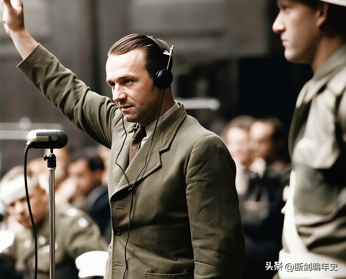 在法庭上行纳粹礼的埃里希·肯普卡。肯普卡是一名死硬的纳粹分子，也是阿道夫·希特勒