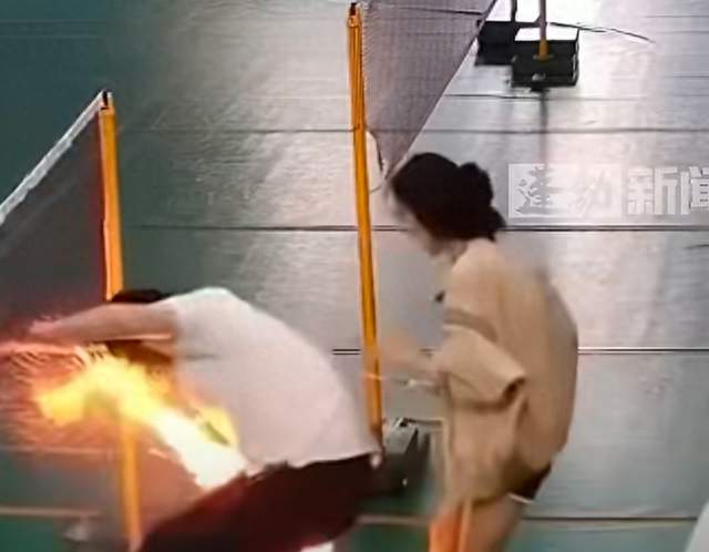 男子打球摔倒后裤兜里的手机突然爆燃，知情人：目前人在医院，二级重度烧伤