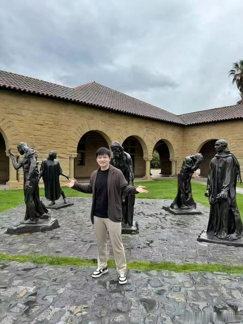 旧金山赛场邂逅别样竞技浪漫，樊振东沉浸式观战MLB经典宿敌对决。跨越一百四十三年