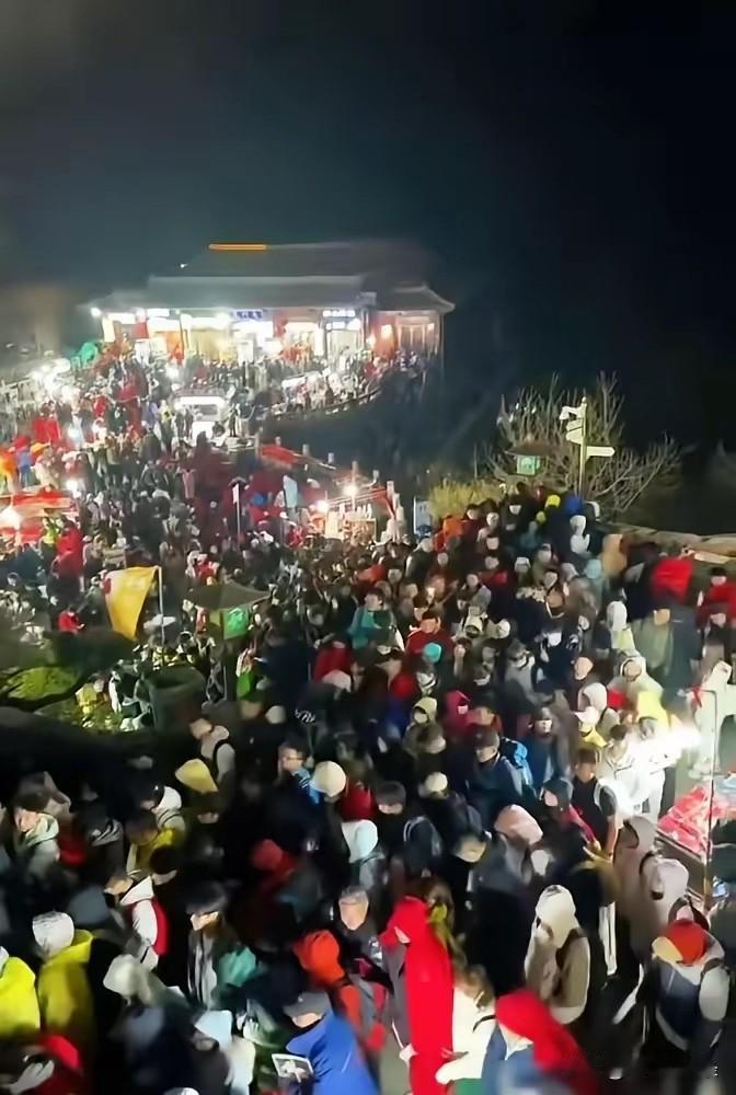 我认为不值得，没必要跟风旅游，宾馆涨价，唯一省得那点过路费，全花在住店吃饭了，而