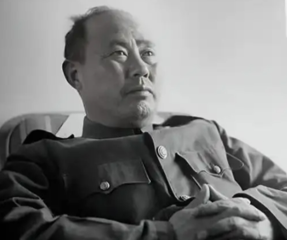 傅作义与陈长捷同为保定军校同窗，早年共事多年，交情深厚。1948年平津战前，傅作
