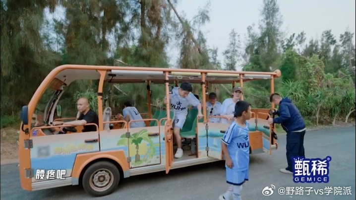 鹿晗注意到小朋友坐车腰疼没见过这么夹的鹿晗哈哈哈哈哈 同行小朋友下车下意识扶腰的