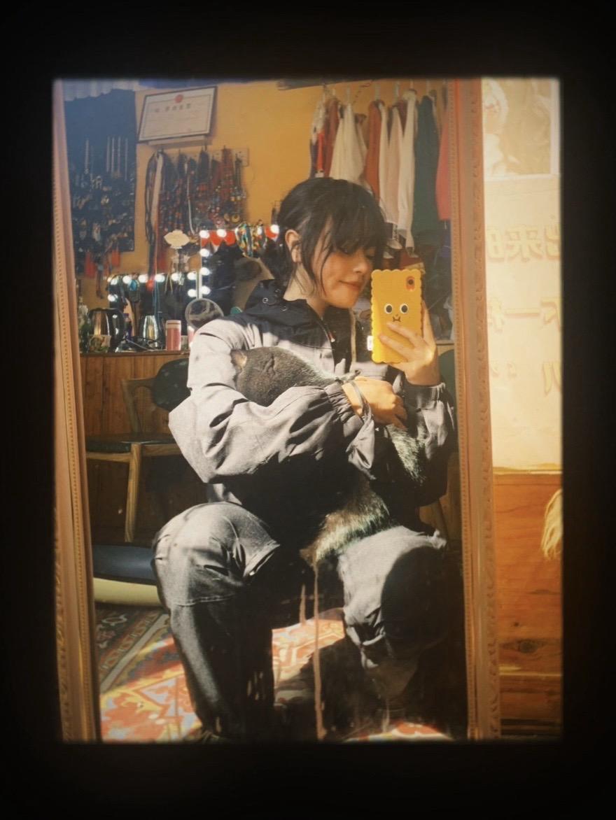 在最糟糕的那段时间 曾背着猫进雨崩过年。现在它不在了，但它是我永远的小猫神