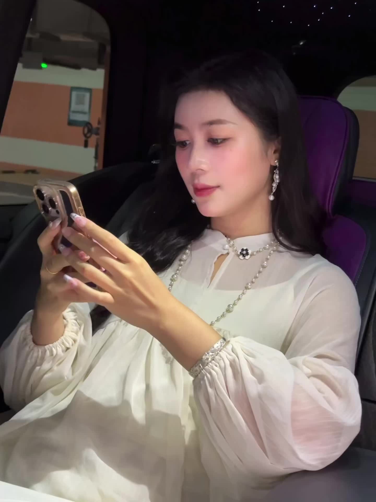她什么都不在乎 所以过的最幸福