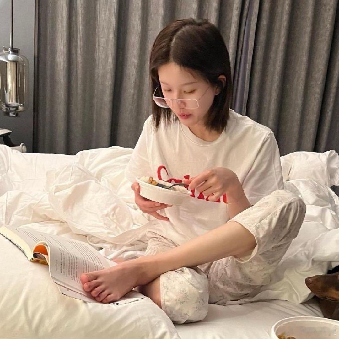 赵露思看余华的我胆小如鼠 边看书📕边吃东西是最可爱的[爱你] 