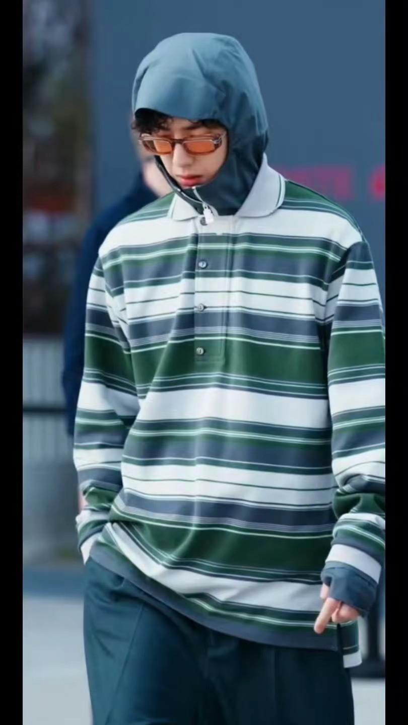 简直帅的太权威 随意的步伐却让我这么心动 这套穿搭我真的太太太喜欢💚王一博 酷