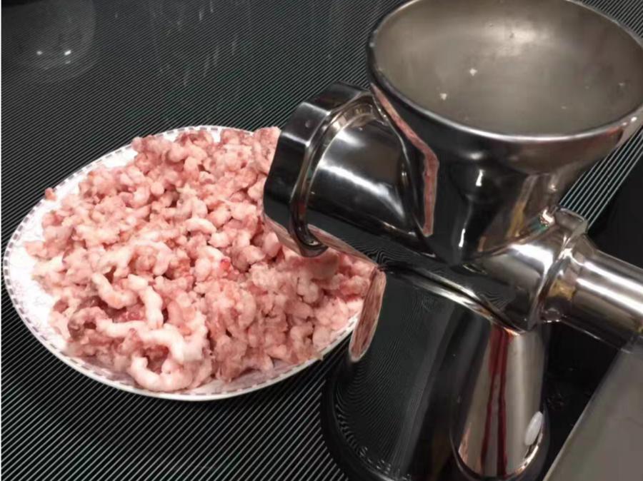 一个在超市卖肉的关系很好的人告诉我尽量别去让超市的人给绞肉馅，因为那机器不干净，