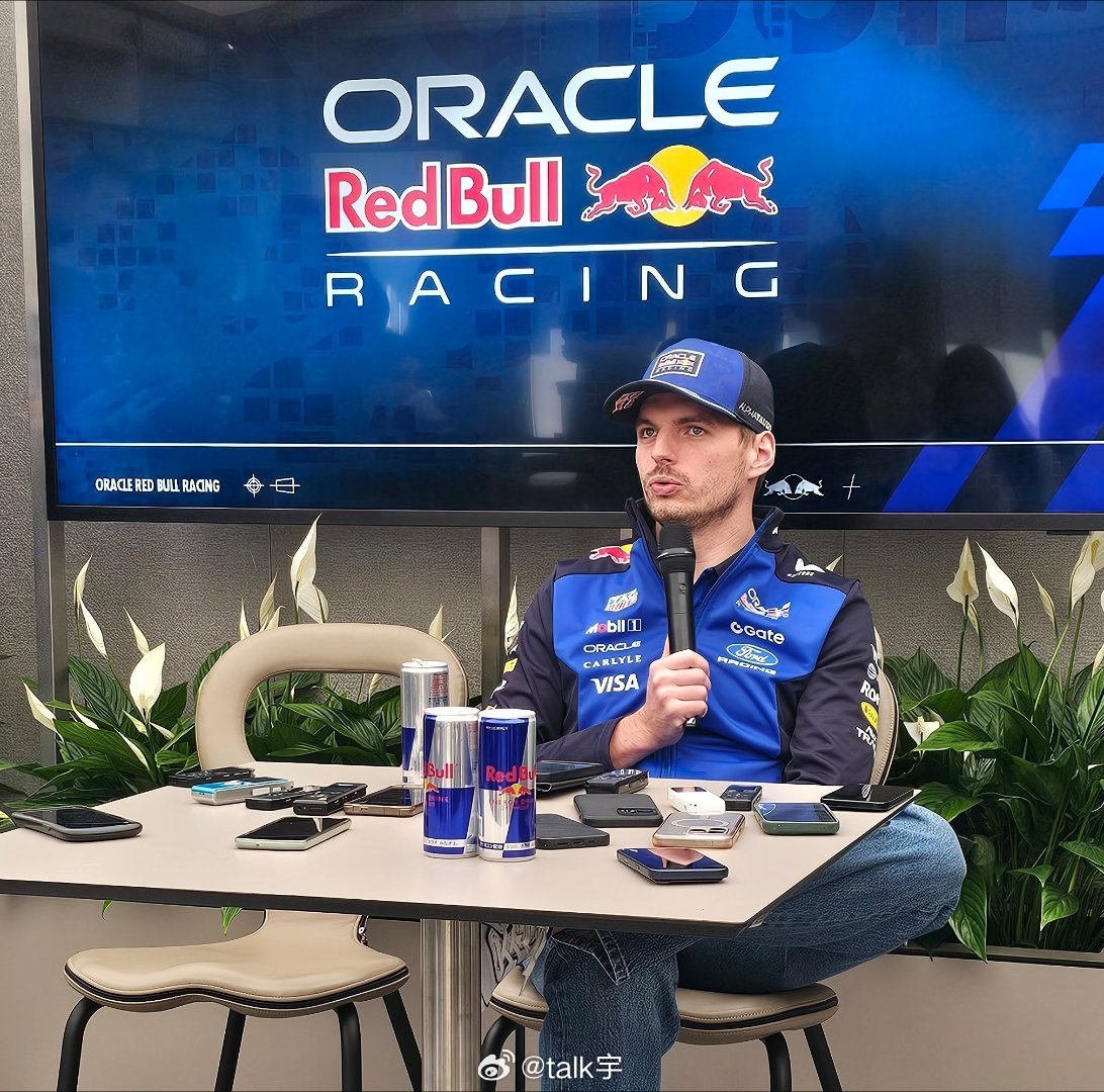 日本站媒体日，由于英国《卫报》记者的参与，维斯塔潘在赛前媒体群访中明确表示：“请