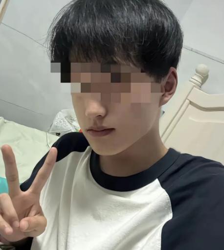 一男孩哭诉，自己刚来杭州打工，借住在姑妈家，发工资后，他给姑妈转了1500块钱，