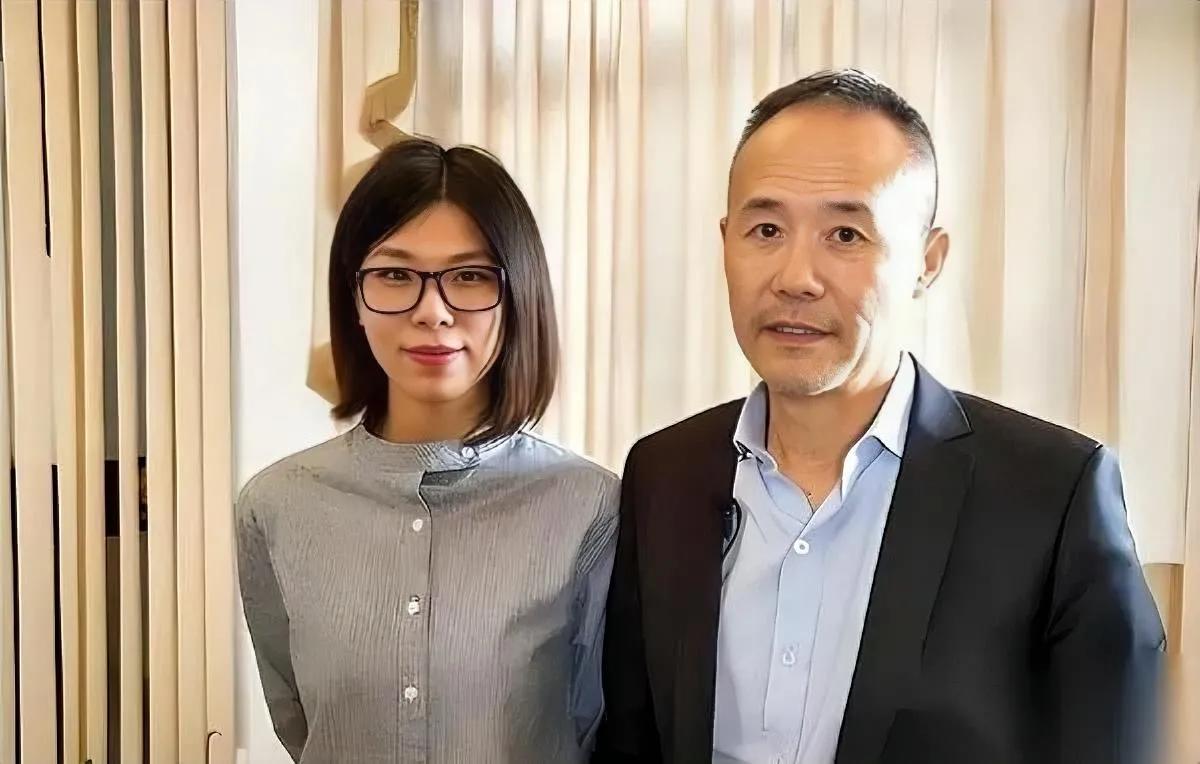 王石女儿比后妈大1岁！

45岁仍单身的她藏着秘密

全网追王石感情戏时，谁注意