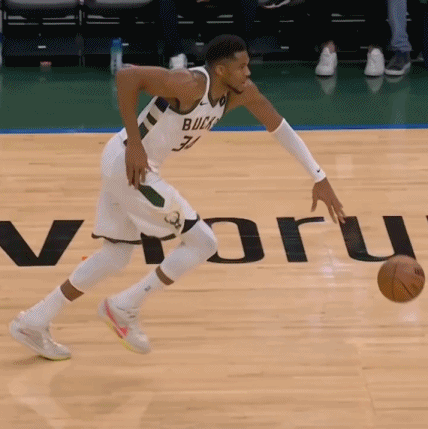 字母哥昨天这个争议球，并没有走步。 ​​​