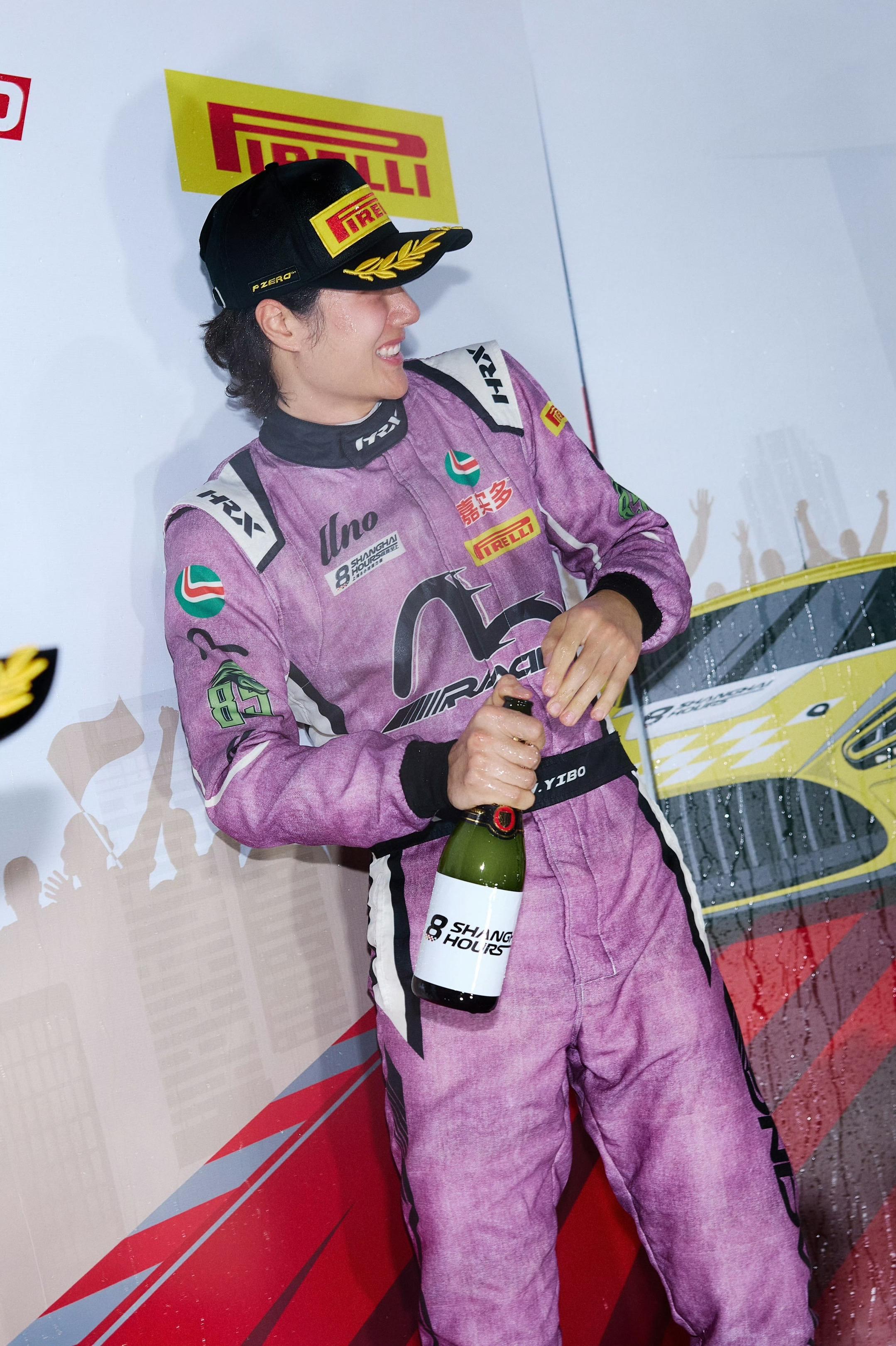 恭喜王一博85号车队获得GT3 PA亚军。不愧是我博哥！博哥太帅啦！！...