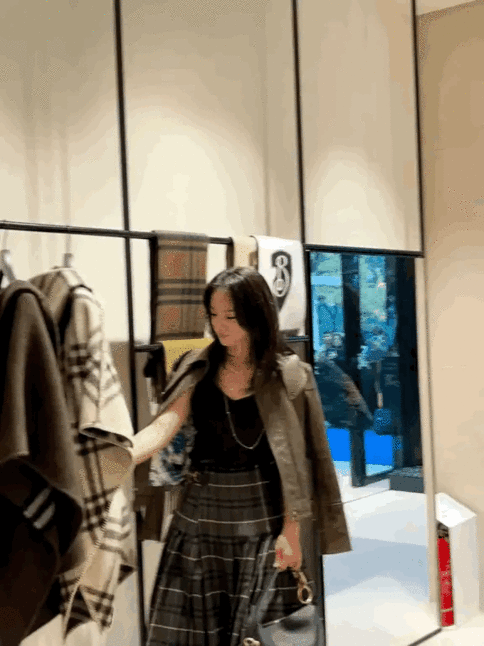 #汤唯被自己代言品牌价格吓到#还是那个真实的她！翻过来看价签倒吸一口气的那一刻哈