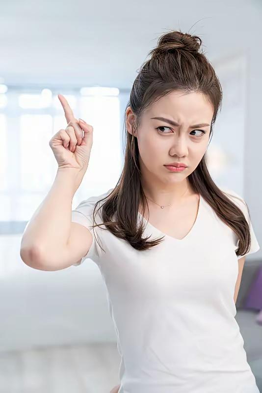 我发现男人可以跟离了婚的哥们儿一起去喝酒，但是女人却千万不要和离了婚的闺蜜一起去