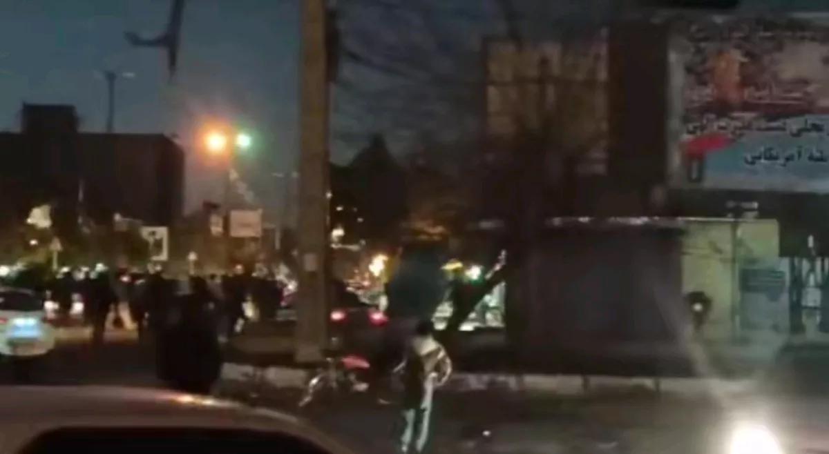 法尔斯通讯社报道，当地时间1日，伊朗西南部城市罗德干市，发生一起由激进分子主导的