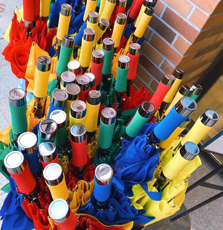 商家称学校运动会结束后，18把演出雨伞遭退货退款，雨伞均有损坏，购买者“电话不接