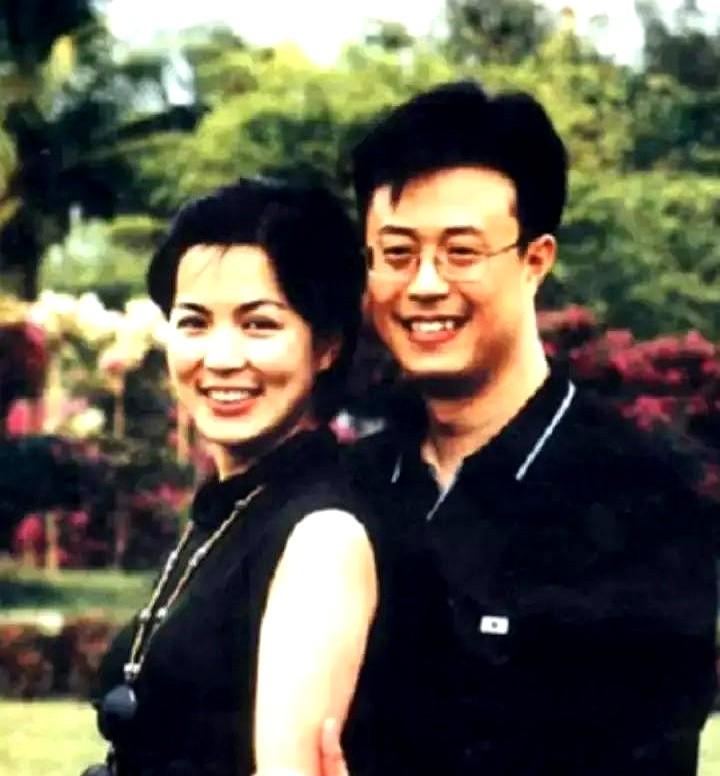 前央视主持人白燕升刚结婚9个月，妻子意外摔成瘫痪。
就因为车门夹住了裙子，人被拖