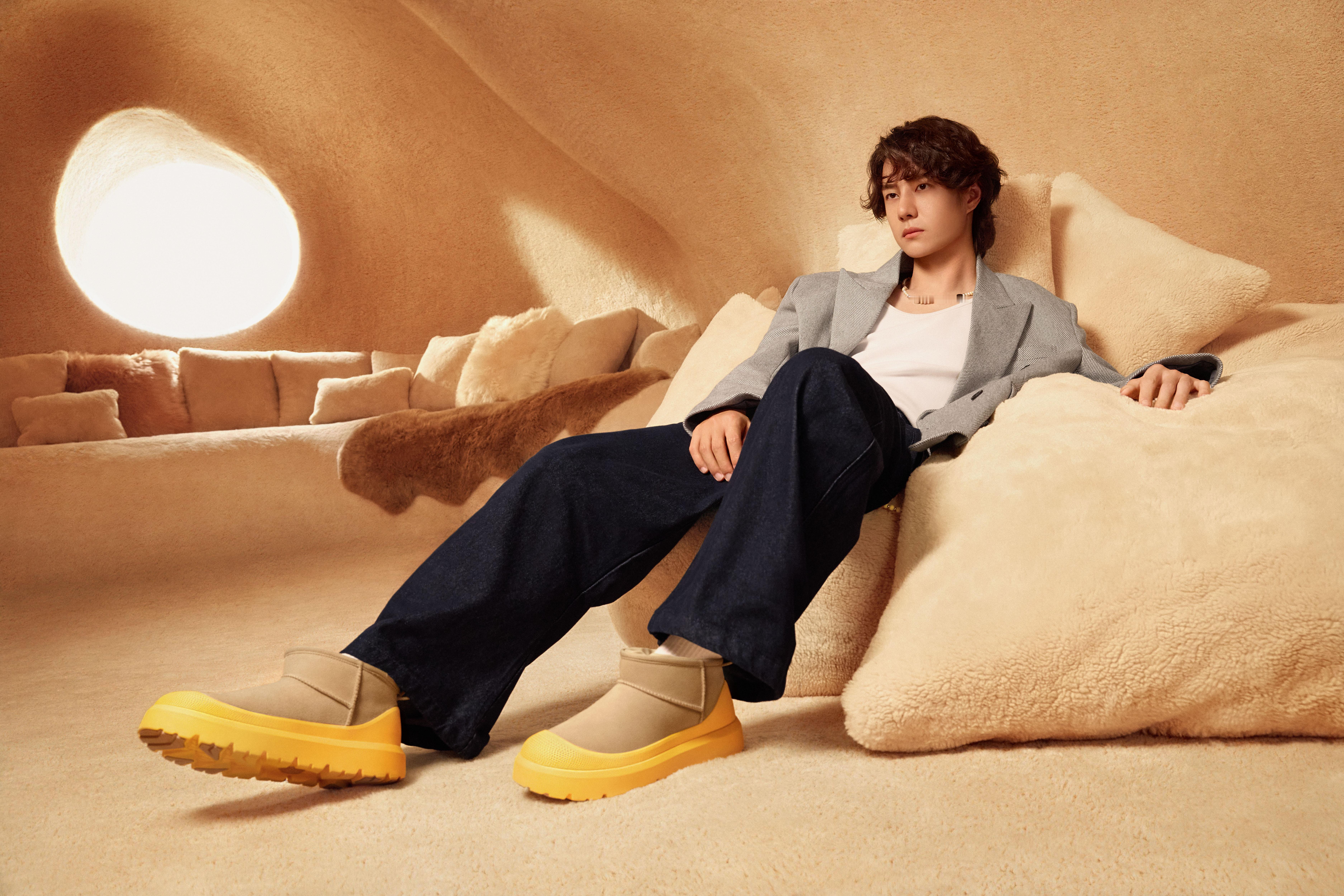 是谁还没看UGG与王一博的最新羊毛卷官宣照？在快节奏的都市生活中，王一博与UGG