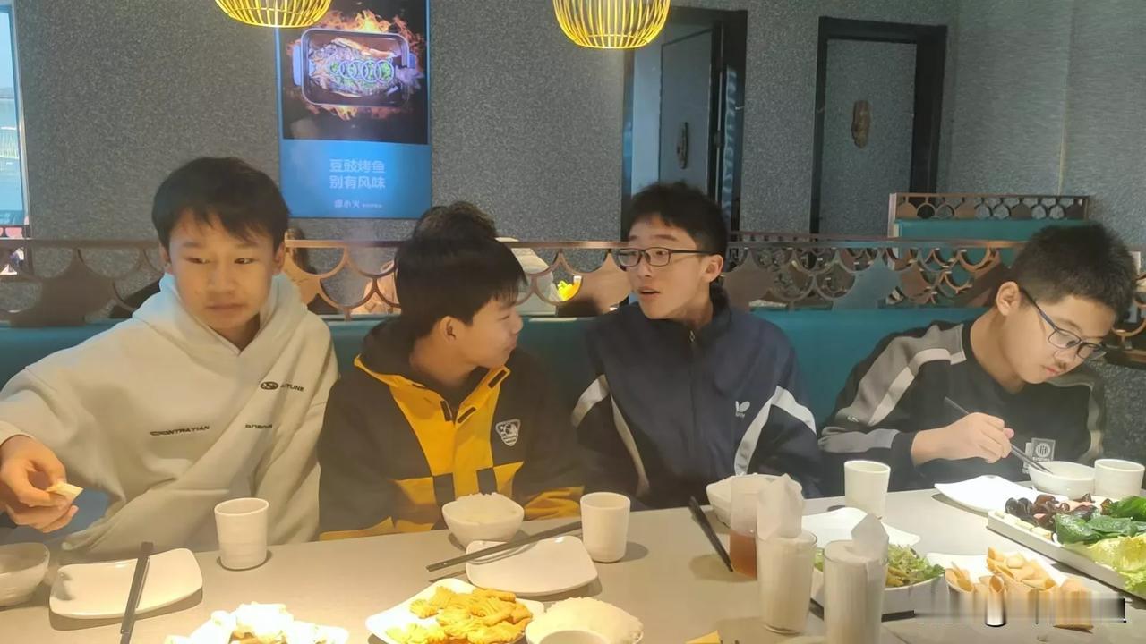 现在有很多家长都开始说，如果自己的孩子上学确实没有什么出息了，那就让他上完初中或