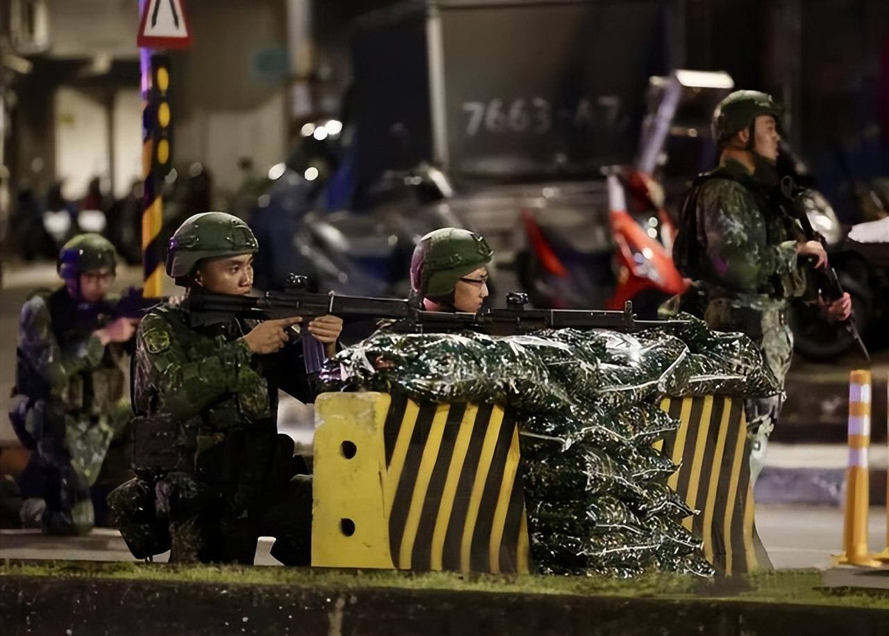 闹剧开场！台军演习还没完，老百姓已被折腾疯了，民进党为骗选票，已经彻底不管不顾了
