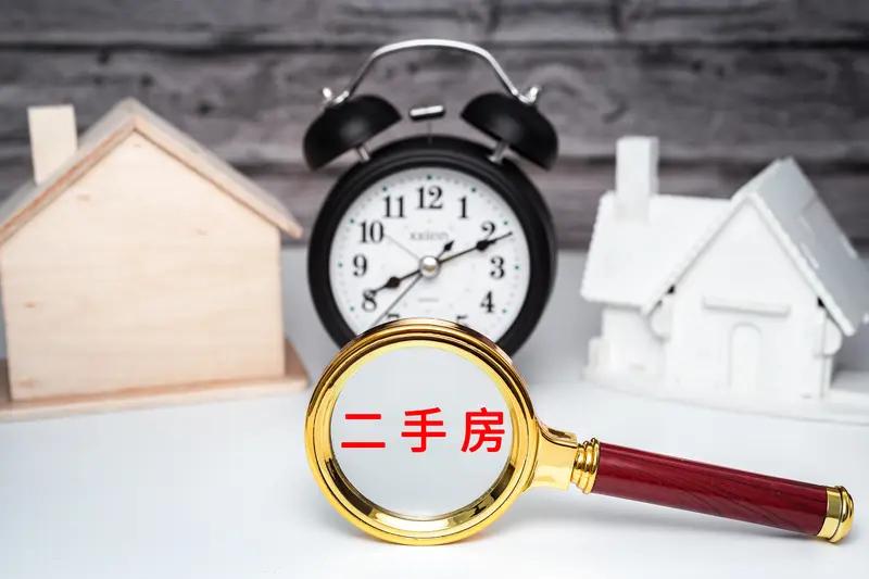 7月20日安徽合肥，女子称可能由于自己所购二手房，原业主觉得卖亏了，在吊顶、吊灯