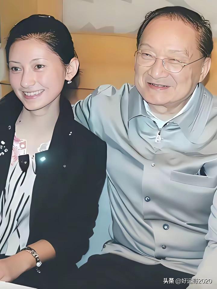 这是金庸的第三任“小娇妻”叫林乐怡，比金庸先生小29岁，认识金庸之前在酒吧做服务