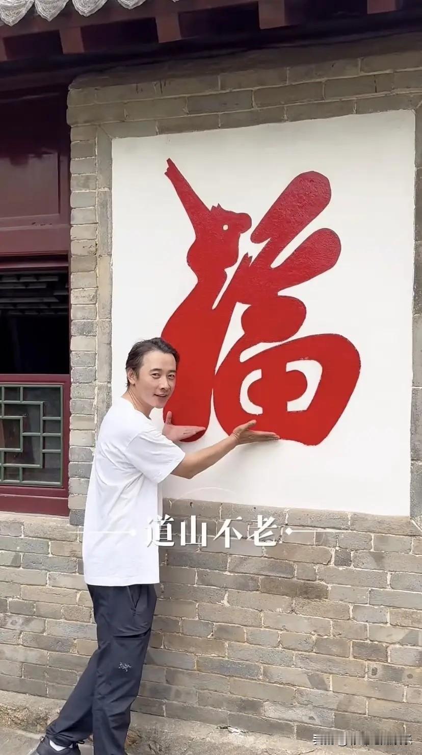 罗晋去大孤山祈福，没想到他发际线后移整个人挺秃然的，而且眼里也没有了光，不知道他