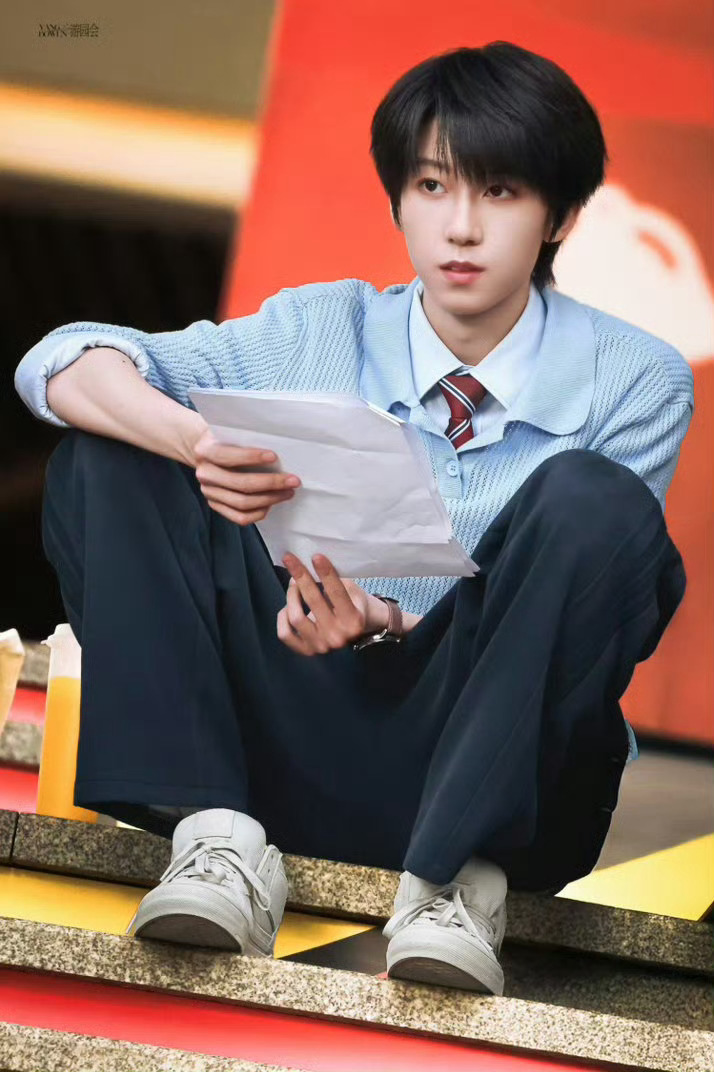 杨博文的第一条角色博在杨博文怀里躲过扫射哥控  谁被杨博文的第一条角色博狠狠戳中