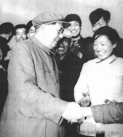1959年4月13日下午，毛泽东和大辛大队的社员亲切握手。