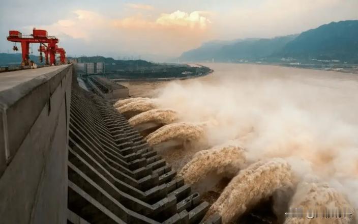 如果打开三峡大坝的全部闸门，放光水库里的水，需要多长时间？

滔滔长江水，奔流不